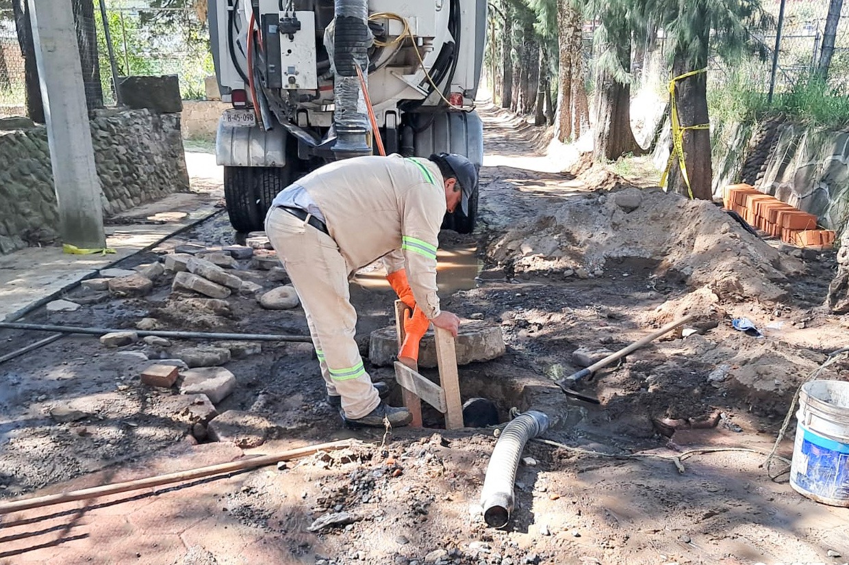 Realiza la Capam labores de desazolve en sistema de drenaje de calle Carvajal en Acuitlapilco